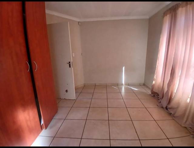 5 BEDROOM HOUSE FOR SALE IN OLIEVENHOUTBOSCH